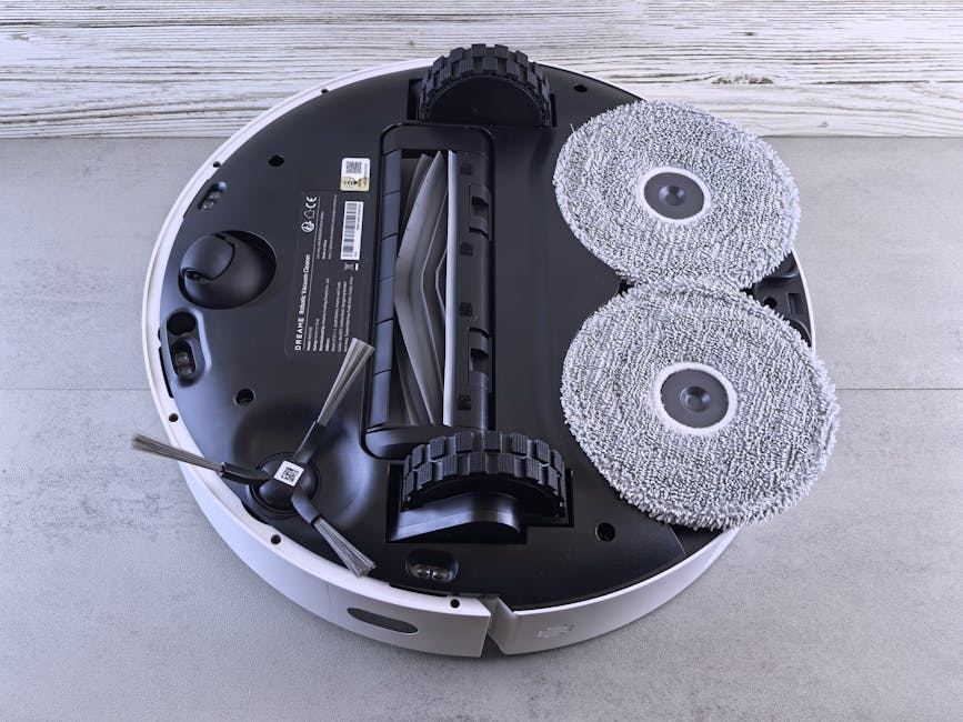 Compacte robotstofzuiger met laadstation die een vloer schoonmaakt in een moderne woonkamer.