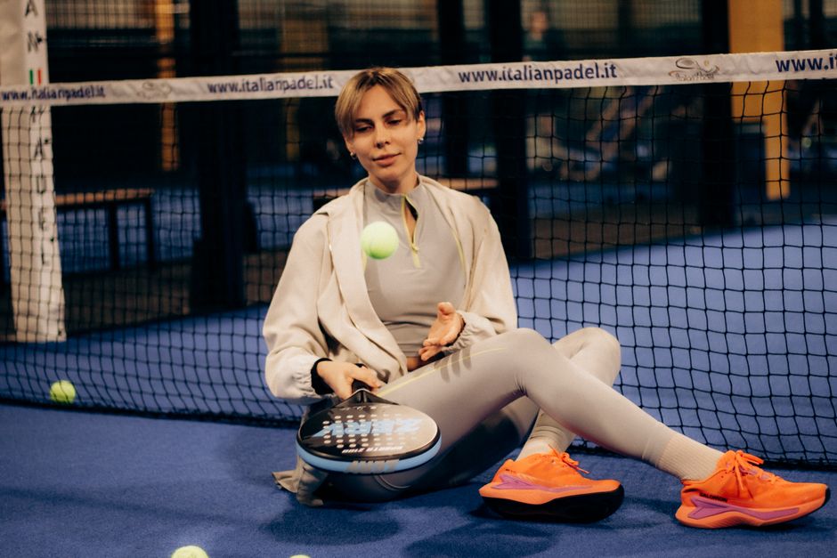 Een selectie van padel accessoires zoals rackets en schoenen die de spelervaring verbeteren.